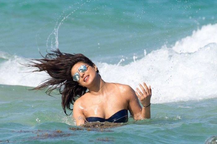 Sea pics Priyanka Chopra flaunts 'Hot Bikini'