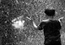 बारिश की बूंदों से डरें नहीं Child in rain