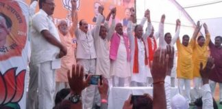 सपा के योध्दा का भाजपा में जोरदार स्वागत हरदोई- समाजवादी पार्टी के संस्थापक सदस्य रहे डा0 अशोक बाजपेयी का उनके गृह जनपद हरदोई में जोरदार स्वागत किया गया। डा0 अशोक बाजपेयी ने गत 19 अगस्त को सपा छोड कर भाजपा का दामन थाम लिया था और प्रथम जनपद आगमन पर उनके सर्मथको के साथ भाजपा नेताओ ने पूरी ताकत उनके स्वागत में झोंक दी। कार्यक्रम की आगुवाई पारुल दीक्षित ने पूरे तरीके से अपने हाथ में ले रखी थी तो वही पर पहली बार किसी नेता के पार्टी में शामिल होने पर पूरी पार्टी एक साथ, एक मंच पर दिखी थी। जहां पर पांच पूर्व जिला अध्यक्षो सहित वर्तमान जिला अध्यक्ष ने खुद जनपद की सीमा में बाजपेयी के प्रवेश करने पर उनके स्वागत में कस्बा संडीला आकार हजारो कार्यकर्ताओ के साथ स्वागत किया और फिर पूरे रास्ते में भाजपा कार्यकर्ताओ द्वारा बाजपेयी का स्वागत होता रहा। स्वागत अंत तक हरदोई के गांधी मैदान मे सभा स्थल तक चलता रहा फिर जन सभा में मौजूद अन्य भाजपा नेताओ के साथ हजारो कार्यकर्ताओ ने बाजपेयी का भव्य स्वागत किया। पारुल ने दिखाई ताकत‌- हरदोई नगर पलिका के सम्भावित प्रत्याशी पारुल दीक्षित ने हजारो कार्यकर्ताओ के साथ स्वागत के बहाने अपनी ताकत का भी अहसास करा दिया। पारुल ने बाजपेयी को एक गदा भेट किया। पारुल बाजपेयी के पुराने सहयोगी माने जाते हैं. 2017 के चुनाव के दौरान पारुल ने जहां भाजपा का प्रचार किया था तो वही पर बाजपेयी ने सपा। कार्यक्रम के दौरान बाजपेयी ने सपा पर निशाना साधते हुए कहा कि सपा कुछ स्वार्थी लोगो की पार्टी बनकर रह गई है। इस दौरान राजीव रंजन मिश्र, श्री कृष्ण शास्त्री, अजय बाजपेयी, पारुल दीक्षित, श्याम प्रकाश, रजनी तिवारी, गंगा सिंह चौहान और अनिल वर्मा आदि प्रमुख भाजपा कार्यकर्ता मौजूद रहे।