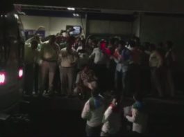 मेट्रो किराया बढ़ोतरी के विरोध में NSUI सदस्यों ने विश्वविद्यालय मेट्रो स्टेशन के अंदर हंगामा किया DMRC