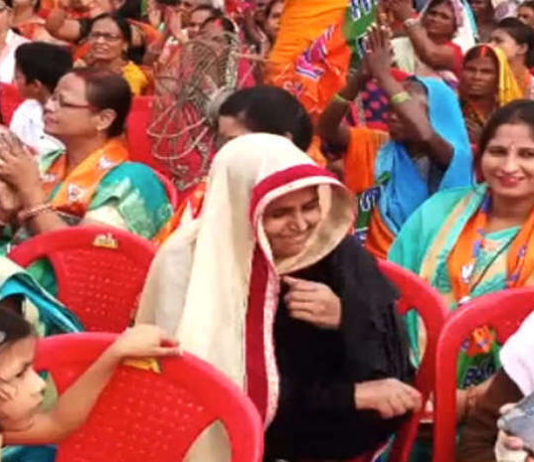 In the honor of the Chief Minister Yogi of Uttar Pradesh, the lady happily raised the burqa