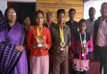 gulamau student Aarti won man price