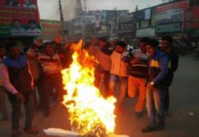 BJP yuva morcha hardoi fired in naresh agarwal statue