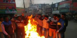 BJP yuva morcha hardoi fired in naresh agarwal statue