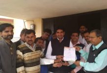 चिकित्सको के तबादले निरस्त करने के लिए कांग्रेस पदाधिकारियों ने दिया ज्ञापन