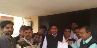 चिकित्सको के तबादले निरस्त करने के लिए कांग्रेस पदाधिकारियों ने दिया ज्ञापन
