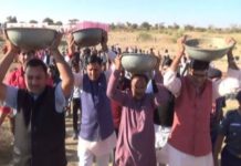 गांव खारिया में पानी के लिए मंत्रीयों ने उठाई मिट्टी