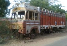 हादसे को निमंत्रण दे रहा है लावारिस ट्रक