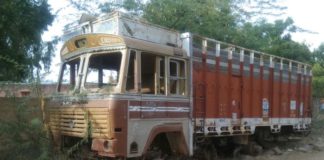 हादसे को निमंत्रण दे रहा है लावारिस ट्रक