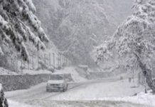 हल्की बारिश से बढ़ी ठंड, उत्तराखंड के कई इलाकों में भारी बर्फबारी के चलते शिक्षण संस्थान किए बंद Snowfall