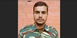 गांव में आई बेटे के शहीद होने खबर