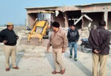 नवाब नगर में अतिक्रमण गिरा रहे जेसीबी और टीम पर पथराव