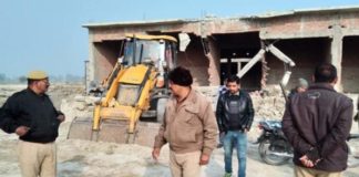 नवाब नगर में अतिक्रमण गिरा रहे जेसीबी और टीम पर पथराव