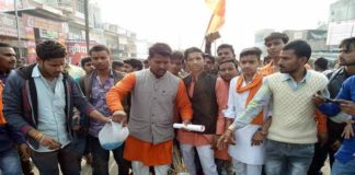 बजरंग दल के कार्यकर्ताओ ने फूका संजय लीला भांसली का पुतला