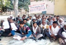 लेखपाल व प्रधान की दबंगई का शिकार हुए ग्रामीण भूख हड़ताल पर