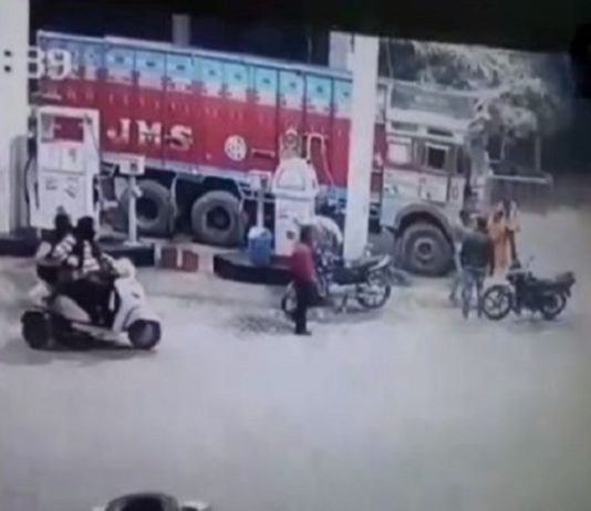 BJP leader Dayashankar Singh thrashing truck driver बीजेपी नेता दयाशंकर सिंह ने ट्रक ड्राइवर को मारा
