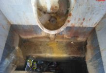 तारानगर में सार्वजनिक शौचालय को लोग खुद बनाते कबाड़