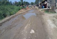 योगी सरकार का गड्ढा मुक्त सड़को का दावा हवा-हवाई