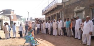 राजस्थान जल उठा मुख्यमंत्री वंसुधरा के पुतलों की आग में