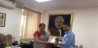 कर्मचारियों के वेतन बढ़ाने को सांसद कस्बा मिले श्रीमती स्मृति ईरानी से