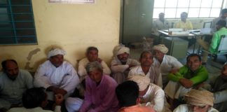 पानी की समस्या को लेकर SDM कार्यालय में बैठे बुचावास के ग्रामीण
