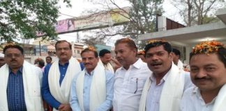 फूलों की पंखुड़ियों के साथ खेली गई होली