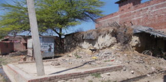 बेहंदर ब्लाक के करलावाँ गांव में मंदिर की भूमि पर कूड़ा व गंदगी का लगा है